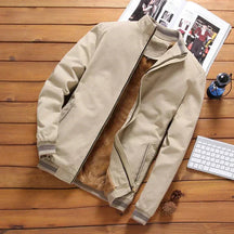 Jaqueta Bomber Masculina Raffenzi RZ088 com design moderno, confortável e versátil para compor looks estilosos e práticos no cotidiano.