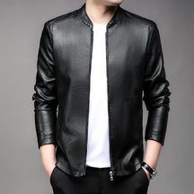 Jaqueta de couro masculina Raffenzi RZ090 sofisticada, resistente e versátil, ideal para quem busca elegância e conforto em qualquer ocasião.