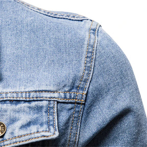 Jaqueta jeans masculina Raffenzi RZ055 com design clássico, acabamento refinado e modelagem ajustada para looks estilosos e sofisticados