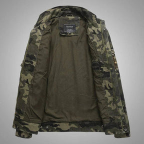 Jaqueta masculina camuflada Raffenzi RZ071, com forro térmico e design moderno para proteção e estilo em dias frios.