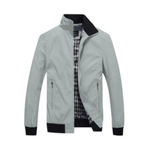 Jaqueta masculina Raffenzi RZ045 com forro xadrez, modelagem ajustada e fechamento em zíper, ideal para compor looks elegantes e práticos.