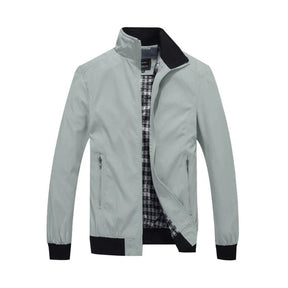 Jaqueta masculina Raffenzi RZ045 com forro xadrez, modelagem ajustada e fechamento em zíper, ideal para compor looks elegantes e práticos.