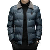 Jaqueta masculina Raffenzi RZ050 com enchimento em algodão, modelagem estruturada e isolamento térmico para dias frios.