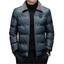 Jaqueta masculina Raffenzi RZ050 com enchimento em algodão, modelagem estruturada e isolamento térmico para dias frios.