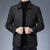 Jaqueta masculina Raffenzi RZ032 com design clássico, confortável e bolsos práticos, ideal para compor looks modernos e sofisticados.