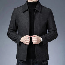 Jaqueta masculina Raffenzi RZ032 com design clássico, confortável e bolsos práticos, ideal para compor looks modernos e sofisticados.