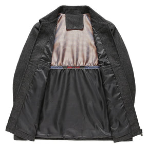 Jaqueta masculina Raffenzi RZ032 com design clássico, confortável e bolsos práticos, ideal para compor looks modernos e sofisticados.