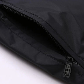 Jaqueta masculina Raffenzi RZ031 em algodão, modelagem estruturada e zíper, ideal para quem valoriza estilo, conforto e versatilidade no visual.