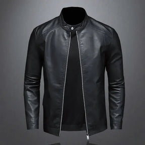 Jaqueta masculina em couro Raffenzi RZ037 com design urbano e sofisticado, perfeita para compor looks estilosos e modernos em diversas ocasiões.