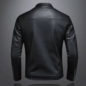 Jaqueta masculina em couro Raffenzi RZ037 com design urbano e sofisticado, perfeita para compor looks estilosos e modernos em diversas ocasiões.