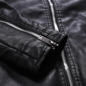 Jaqueta masculina em couro Raffenzi RZ037 com design urbano e sofisticado, perfeita para compor looks estilosos e modernos em diversas ocasiões.