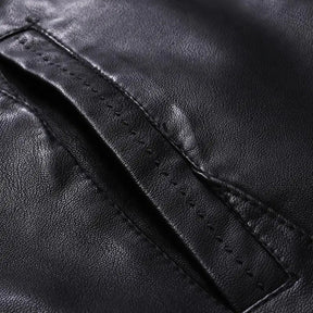Jaqueta masculina em couro Raffenzi RZ037 com design urbano e sofisticado, perfeita para compor looks estilosos e modernos em diversas ocasiões.