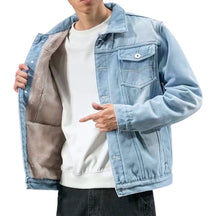 Jaqueta masculina jeans acolchoado com modelagem estruturada, bolsos funcionais e visual sofisticado para looks modernos em todas as estações