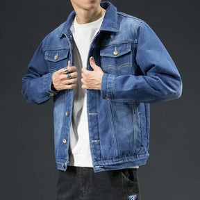 Jaqueta masculina jeans acolchoado com modelagem estruturada, bolsos funcionais e visual sofisticado para looks modernos em todas as estações