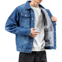 Jaqueta masculina jeans acolchoado com modelagem estruturada, bolsos funcionais e visual sofisticado para looks modernos em todas as estações