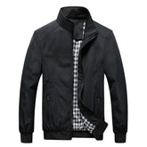 Jaqueta masculina Raffenzi RZ045 com forro xadrez, modelagem ajustada e fechamento em zíper, ideal para compor looks elegantes e práticos.