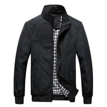 Jaqueta masculina Raffenzi RZ045 com forro xadrez, modelagem ajustada e fechamento em zíper, ideal para compor looks elegantes e práticos.