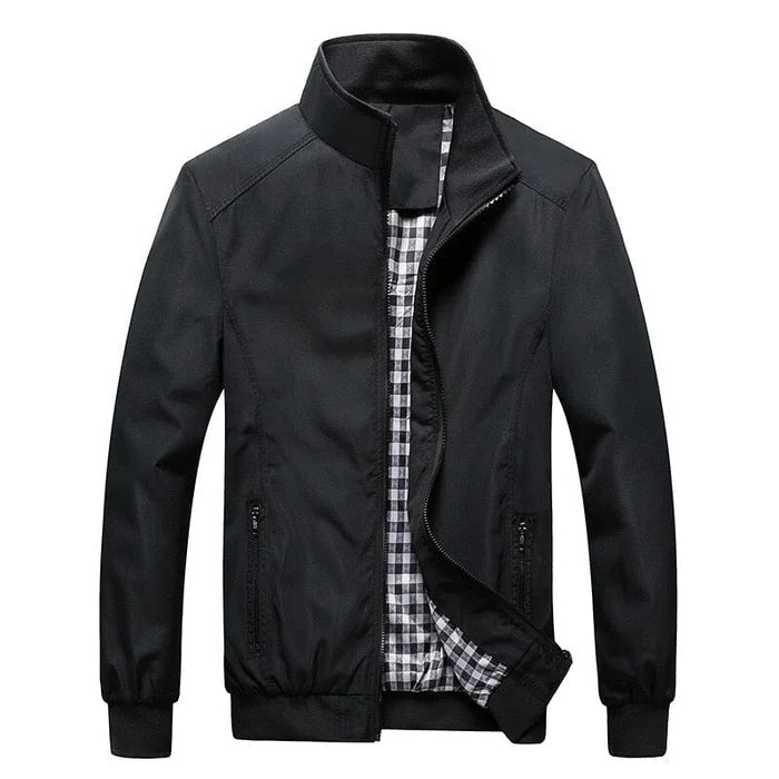 Jaqueta masculina Raffenzi RZ045 com forro xadrez, modelagem ajustada e fechamento em zíper, ideal para compor looks elegantes e práticos.