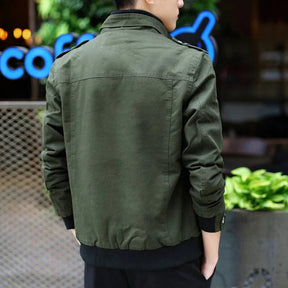 Jaqueta Masculina Raffenzi RZ026 com design sofisticado, fechamento em zíper, detalhes refinados e conforto térmico para um visual moderno.
