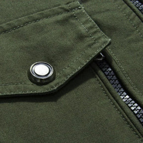 Jaqueta Masculina Raffenzi RZ026 com design sofisticado, fechamento em zíper, detalhes refinados e conforto térmico para um visual moderno.