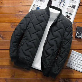 Jaqueta Masculina Raffenzi RZ060 com isolamento térmico, ajuste impecável e design versátil, ideal para conforto e estilo nos dias frios.