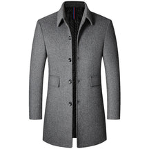 Sobretudo Raffenzi RZ128, design slim em lã com gola polo, perfeito para o inverno com sofisticação, conforto e praticidade.