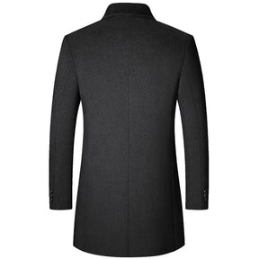 Sobretudo Raffenzi RZ128, design slim em lã com gola polo, perfeito para o inverno com sofisticação, conforto e praticidade.