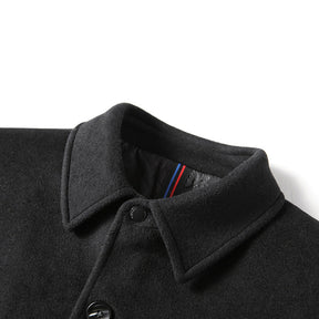 Sobretudo Raffenzi RZ128, design slim em lã com gola polo, perfeito para o inverno com sofisticação, conforto e praticidade.