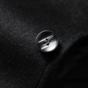 Sobretudo Raffenzi RZ128, design slim em lã com gola polo, perfeito para o inverno com sofisticação, conforto e praticidade.