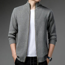 Suéter Raffenzi RZ136, design slim fit com zíper, perfeito para ocasiões variadas com elegância, conforto e resistência duradoura.
