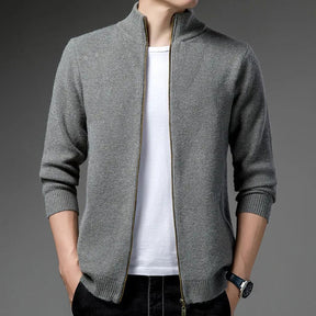 Suéter Raffenzi RZ136, design slim fit com zíper, perfeito para ocasiões variadas com elegância, conforto e resistência duradoura.