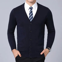 Suéter Raffenzi RZ137, design slim fit, perfeito para ocasiões casuais ou formais com sofisticação, conforto e resistência em lã.